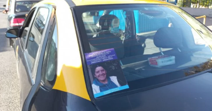  El cartel por Marcela en la luneta de un taxi. (FOTO: LA OPINIÓN AUSTRAL)