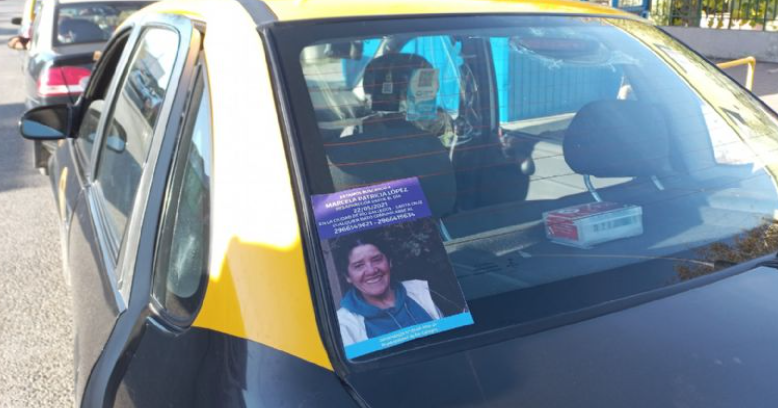  El cartel por Marcela en la luneta de un taxi. (FOTO: LA OPINIÓN AUSTRAL)