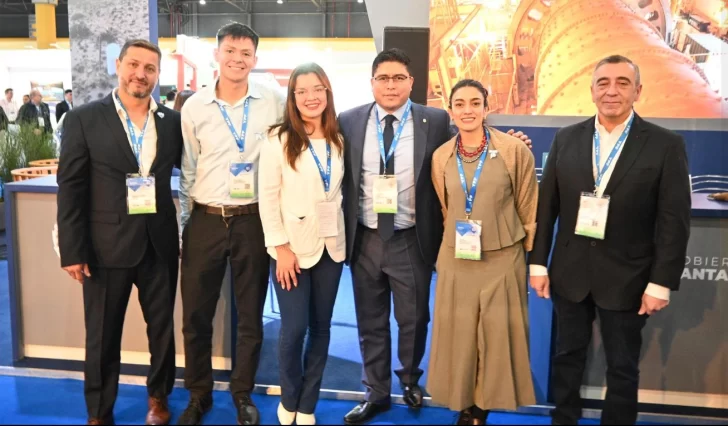 El gobernador junto al ministro Jaime Álvarez y funcionarios y funcionaras de la Fomicruz y minería de la provincia. El gobernador junto al ministro Jaime Álvarez y funcionarios y funcionaras de la Fomicruz y minería de la provincia.