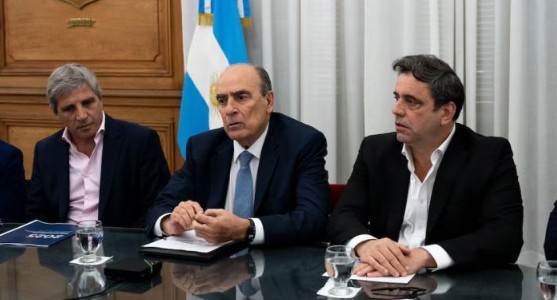  Luis Caputo, Guillermo Francos y Lisandro Catalán encabezarán un zoom con gobernadores. (Foto Infobae)