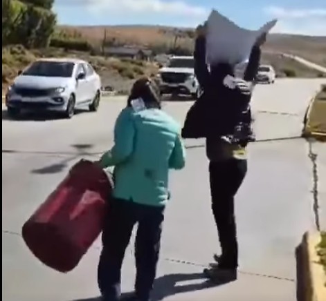 El día que fue escrachado en El Calafate por los guías turísticos. (imagen de video de El Vigía). El día que fue escrachado en El Calafate por los guías turísticos. (imagen de video de El Vigía).