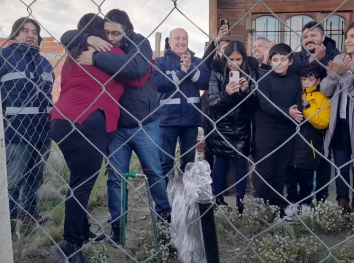 Uno de los momentos emotivos de la tarde. Los vecinos ya tienen agua. (Foto: Tamara Moreno/La Opinión Austral). Uno de los momentos emotivos de la tarde. Los vecinos ya tienen agua. (Foto: Tamara Moreno/La Opinión Austral).
