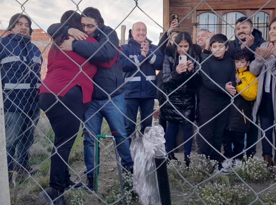  Uno de los momentos emotivos de la tarde. Los vecinos ya tienen agua. (Foto: Tamara Moreno/La Opinión Austral).