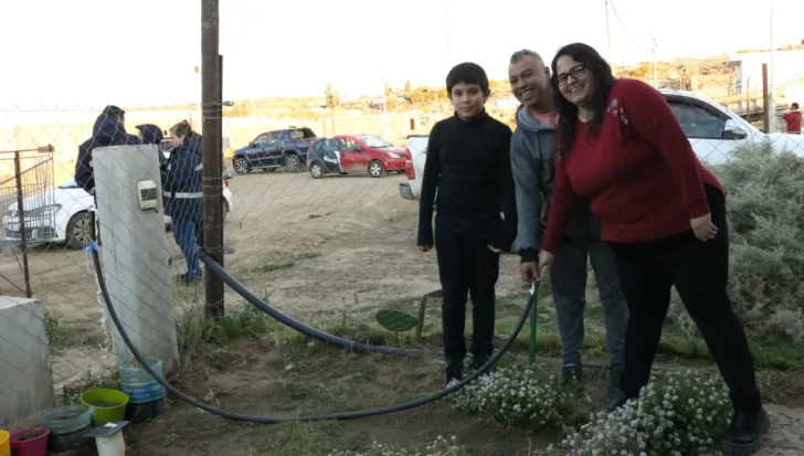  Alina García junto a su familia. Toda emoción. Siete años esperando la red de agua. (Foto: Tamara Moreno/La Opinión Austral).