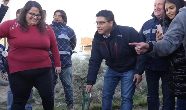  Momento en el que Vidal abre la canilla junto a los vecinos y vecinas.