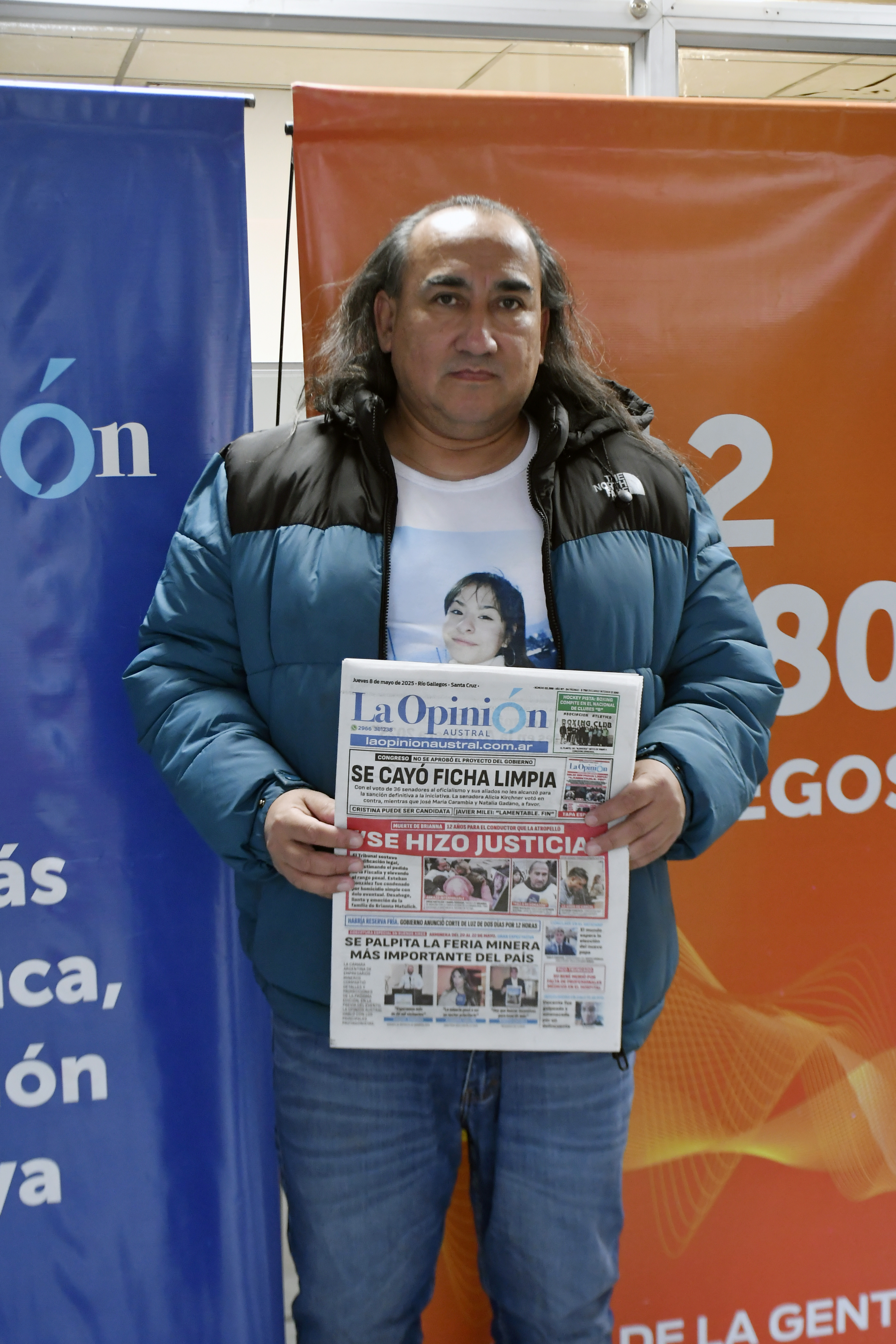  Jorge, papá de Brianna, posa con la tapa de La Opinión Austral: 