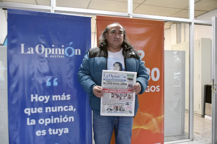  Jorge, papá de Brianna, posa con la tapa de La Opinión Austral: 