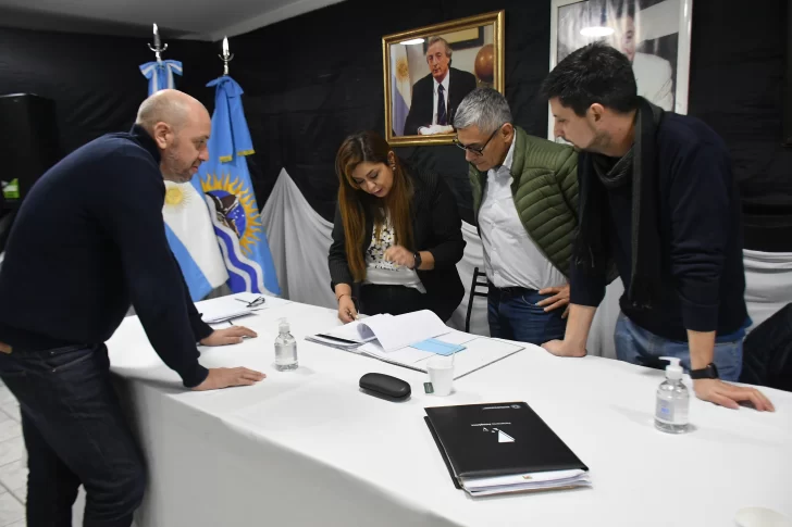 Entre internas y desafiliaciones, el Congreso Provincial del PJ abrió un caliente debate