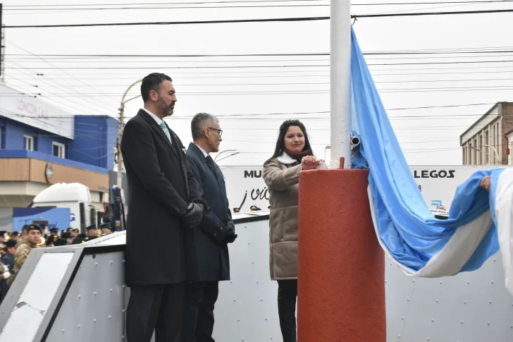  Momento del izamiento del pabellón nacional. (Foto: Juan Palacios/La Opinión Austral).