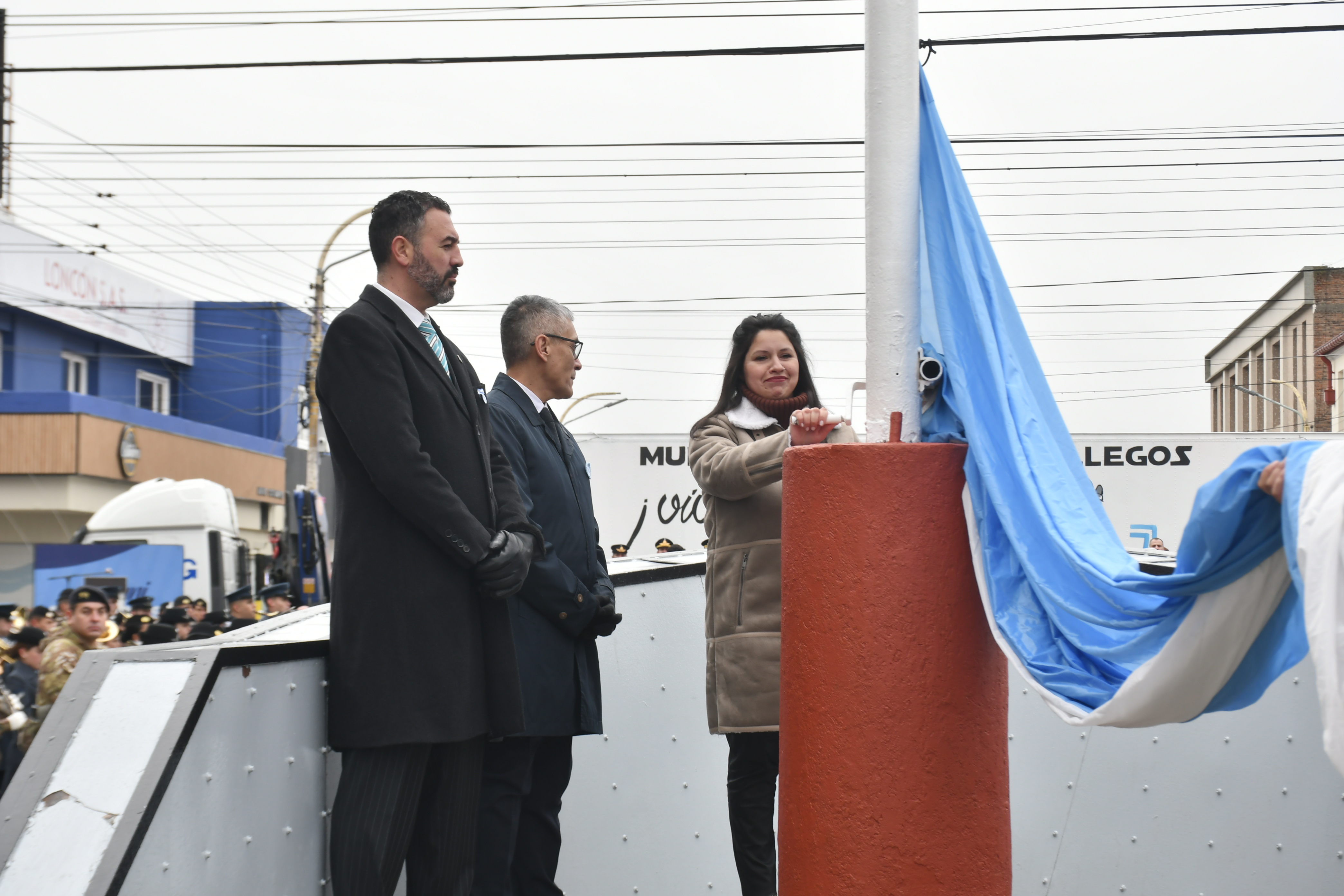  Momento del izamiento del pabellón nacional. (Foto: Juan Palacios/La Opinión Austral).