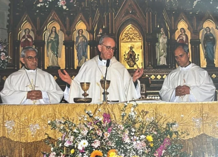  El entonces arzobispo Jorge Mario Bergoglio, y a la derecha Robert Prevost, actual Papa León XIV, dando un misa en la parroquia de San Agustín, Recoleta en 2006
