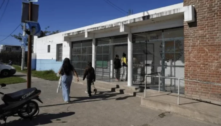 Terror en una escuela: alumno llevó un arma, amenazó a sus compañeros y escapó a los tiros