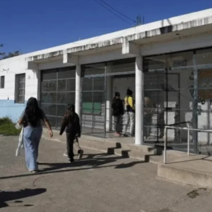 Terror en una escuela: alumno llevó un arma, amenazó a sus compañeros y escapó a los tiros