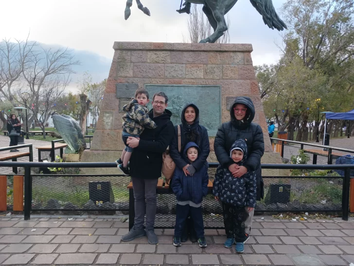  Iván Bonino y Alejandra Amaya junto a sus hijos Juan Diego y José Ignacio y Johana Guillerme con su hijo Tiziano. Foto: Belén Manquepi Gómez/La Opinión Austral