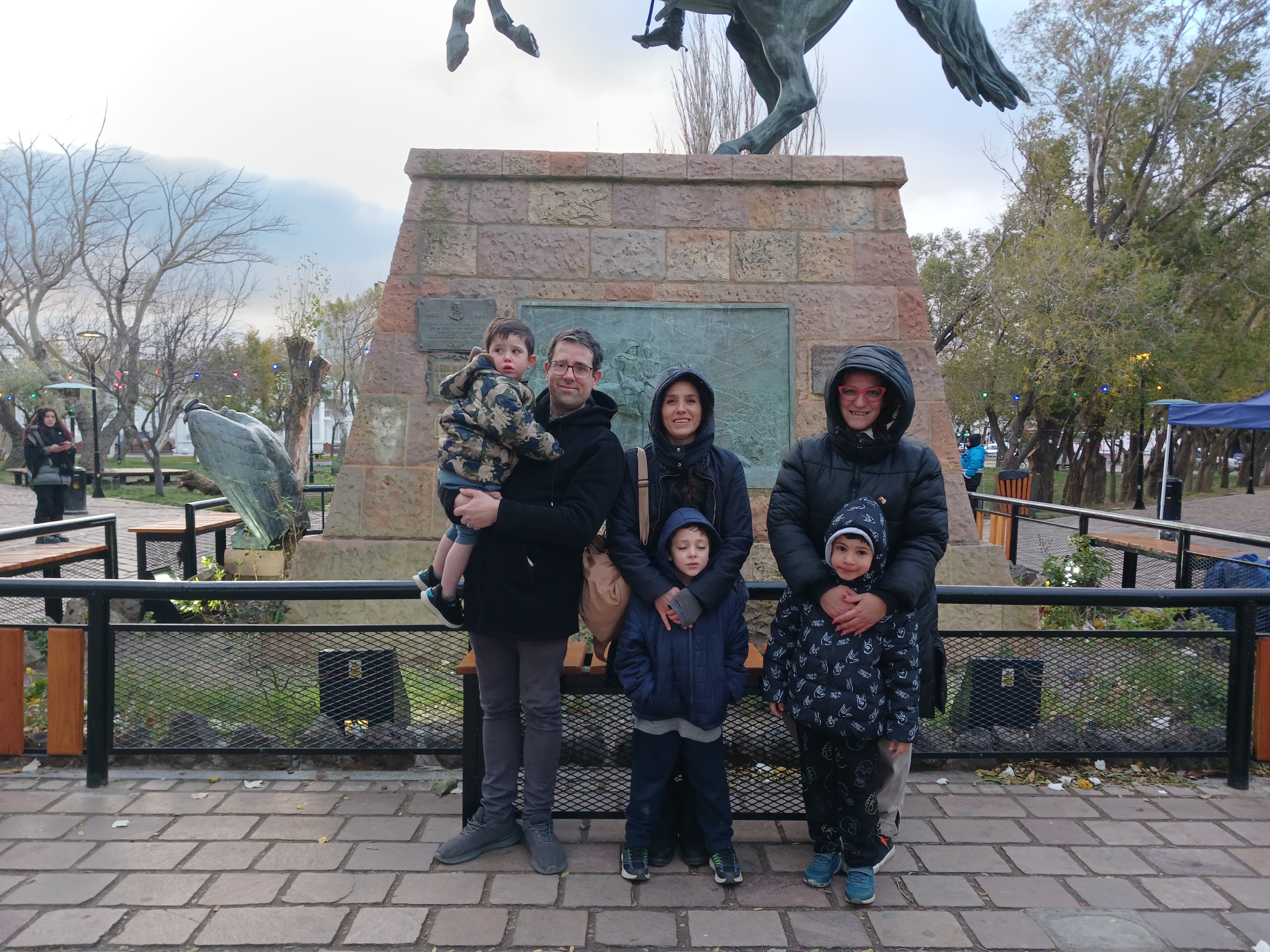  Iván Bonino y Alejandra Amaya junto a sus hijos Juan Diego y José Ignacio y Johana Guillerme con su hijo Tiziano. Foto: Belén Manquepi Gómez/La Opinión Austral