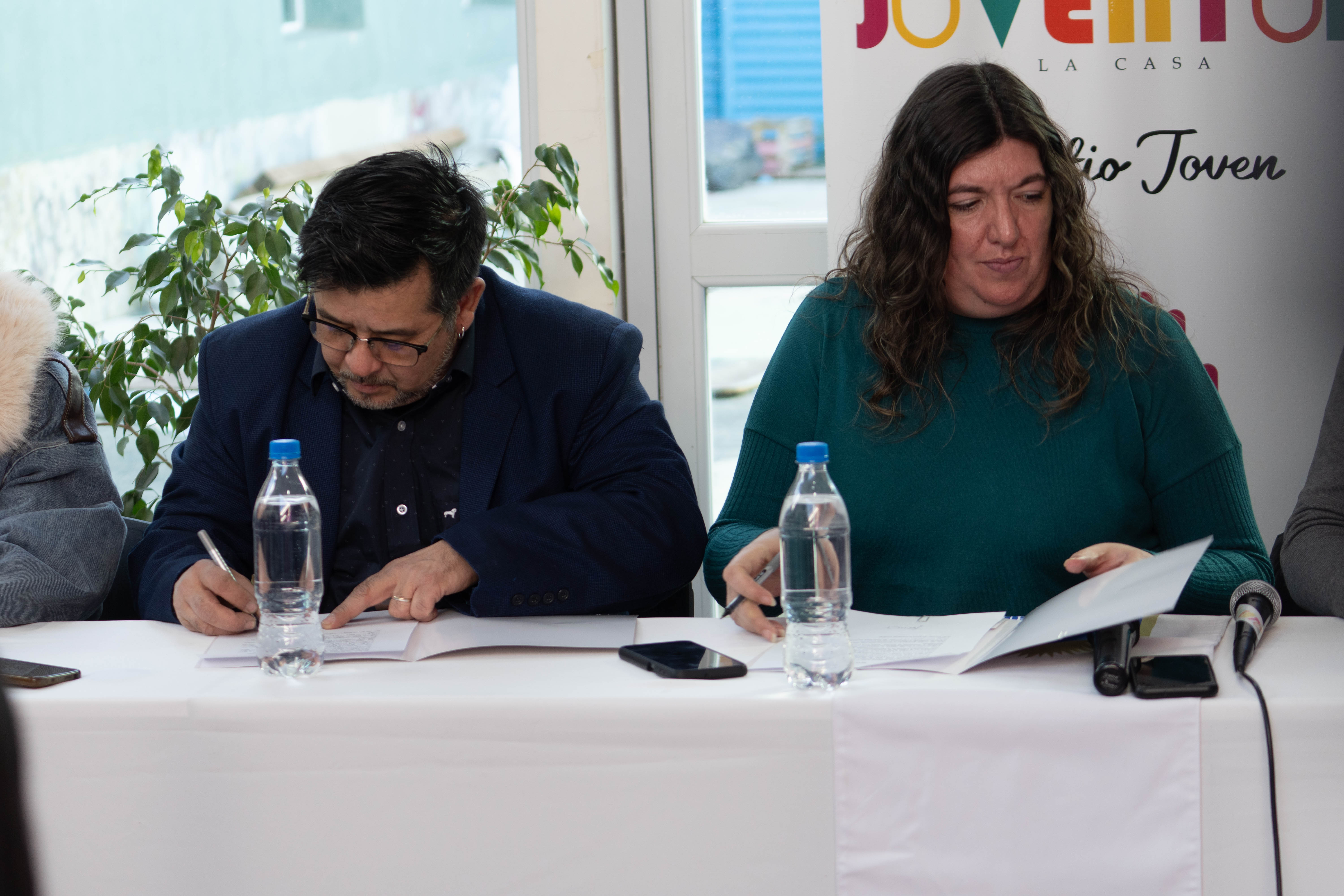  Claudio Galli, representante de la empresa Robótica Patagonia. Al lado, la secretaria Julia Chalub. FOTO: LEANDRO FRANCO/ LA OPINIÓN AUSTRAL