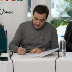 Grasso firmó un convenio para ofrecer talleres tecnológicos a jóvenes