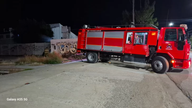 Pico Truncado: un incendio se originó en un baldío y fue controlado por personal de Bomberos
