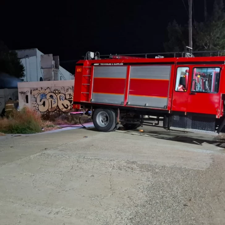 Pico Truncado: un incendio se originó en un baldío y fue controlado por personal de Bomberos