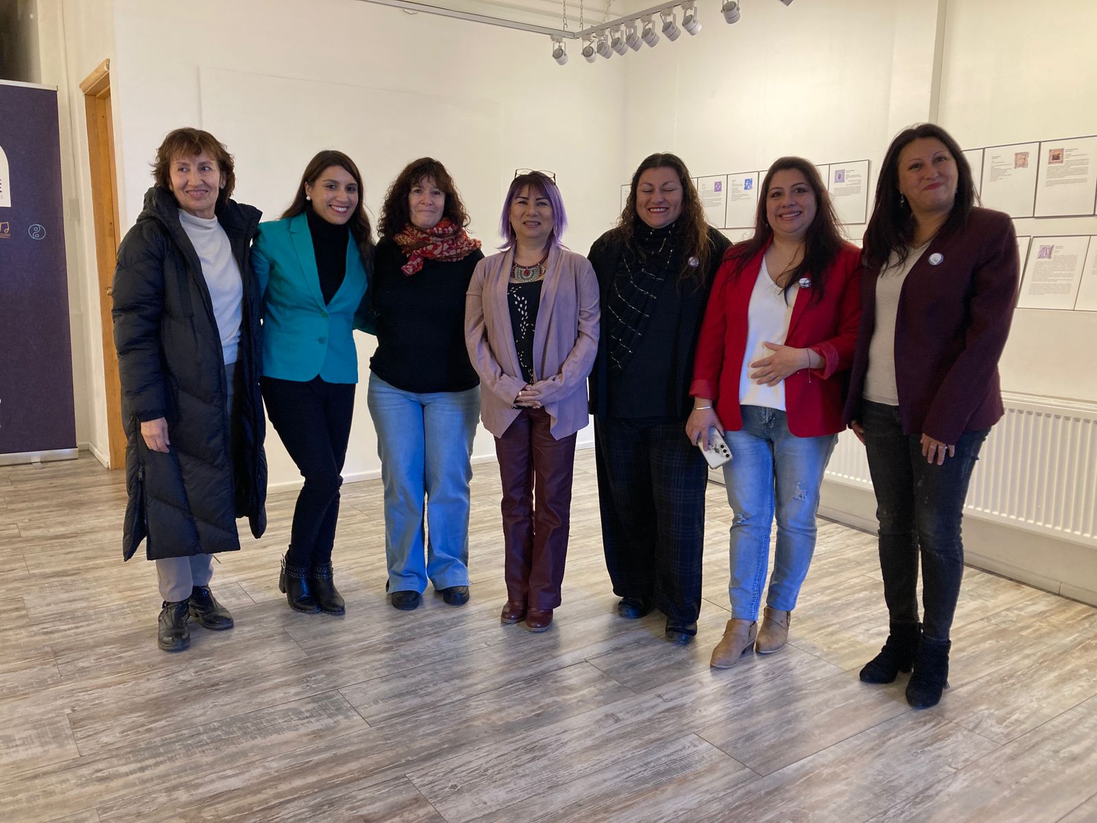  Andriana Opacak y Bettina Muruzábal con el equipo de Casa Azul del Arte y su directora, Janette Contreras, en la inauguración de la muestra.