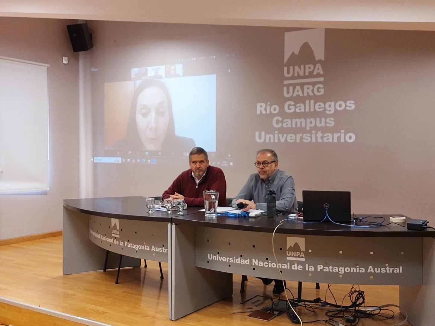  El vicedecano, Mg. Pedro De Carli y el director de la Escuela de Comunicación, Mg. Alfredo Fernández.