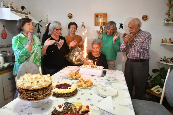 La alegría de “Juanita” Bonilla en su cumpleaños 101 en compañía de La Opinión Austral
