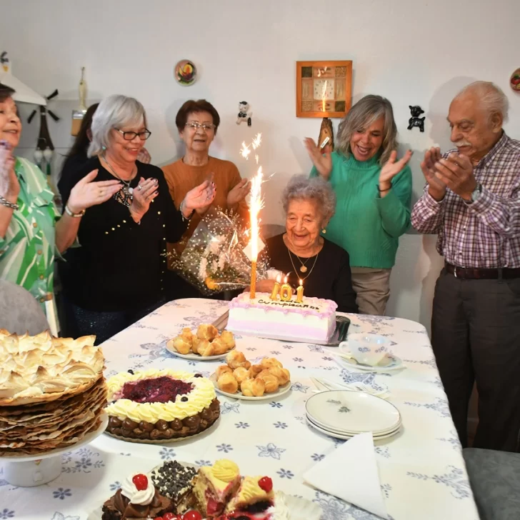 La alegría de “Juanita” Bonilla en su cumpleaños 101 en compañía de La Opinión Austral La alegría de “Juanita” Bonilla en su cumpleaños 101 en compañía de La Opinión Austral