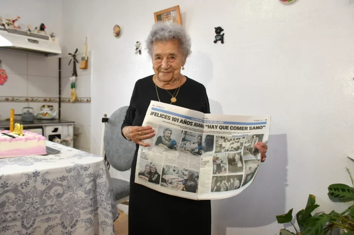  Juana con la nota, a doble página de La Opinión Austral, en el día de su cumpleaños. Foto: José Silva/La Opinión Austral
