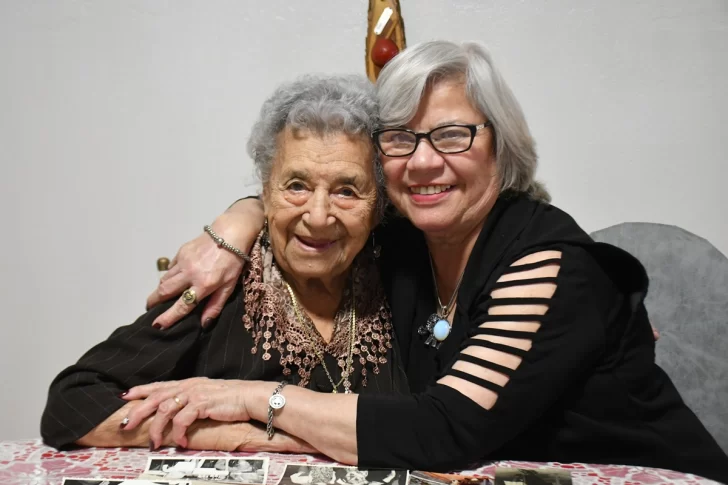  Juana y el amor de su hija Liliana. Foto: José Silva/La Opinión Austral