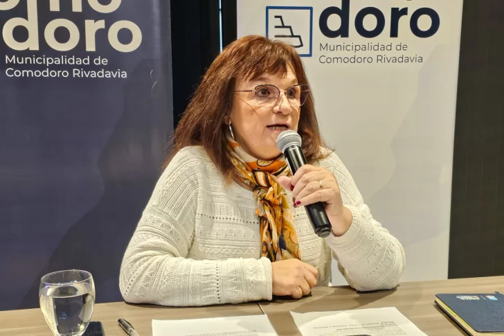  Liliana Peralta, secretaria de Cultura de Comodoro Rivadavia, en conferencia de prensa, brindó detalles de la Feria.