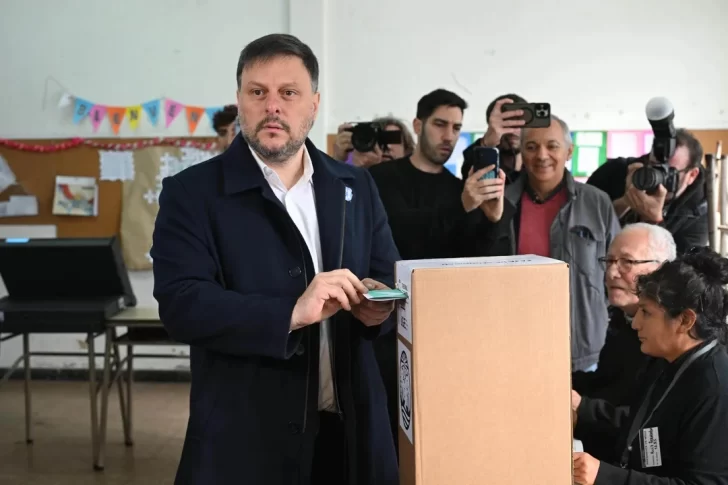 Leandro Santoro votó y vinculó el episodio del video falso con la antidemocracia