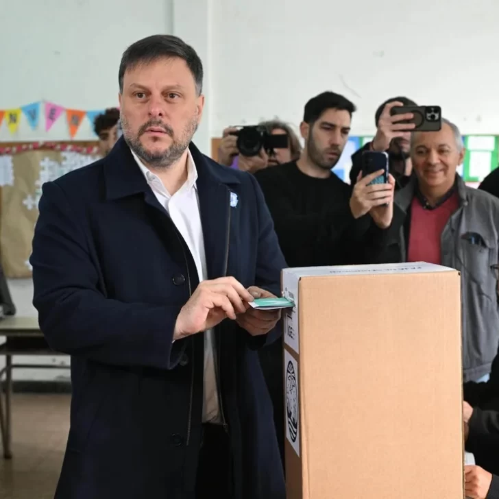 Leandro Santoro votó y vinculó el episodio del video falso con la antidemocracia