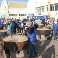 Cientos de vecinos disfrutaron el tradicional locro popular