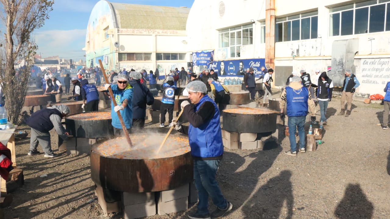  Así preparaban el locro popular que cientos de vecinos degustaron. Foto: Tamara Moreno/La Opinión Austral