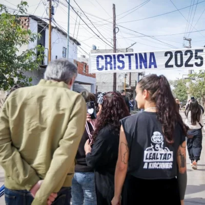 Apareció un cartel de “Cristina 2025” en un acto de Máximo Kirchner y Mayra Mendoza