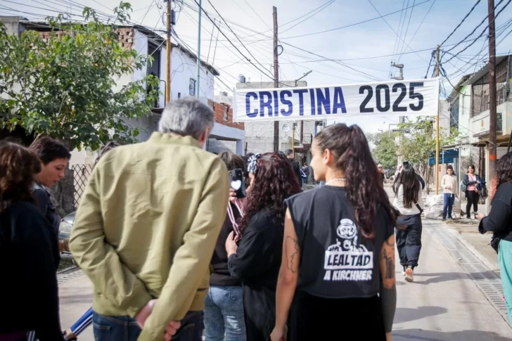 Apareció un cartel de “Cristina 2025” en un acto de Máximo Kirchner y Mayra Mendoza
