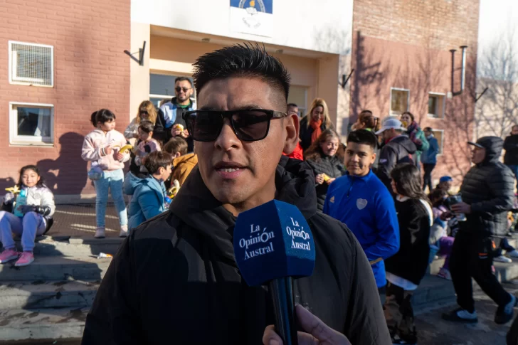  Edgardo acompañó a su hijo Santiago en la maratón. FOTO: LEANDRO FRANCO/ LA OPINIÓN AUSTRAL