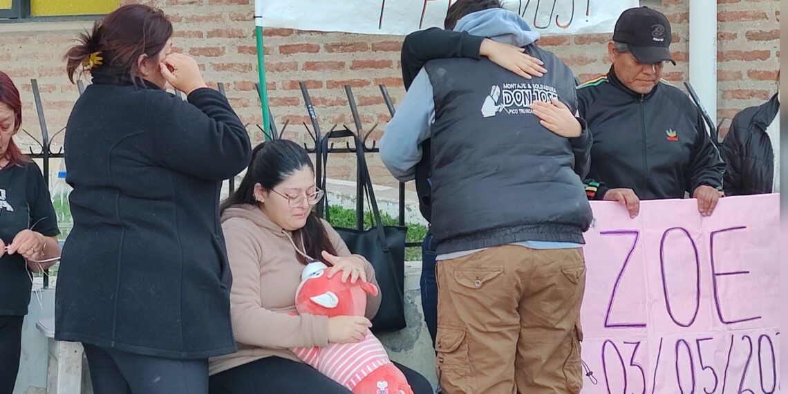  Este sábado, hubo una movilización pidiendo justicia por Zoe, Verónica Moreno y su hija Maira (sentada), la encabezaron. Foto: HD Pico Truncado