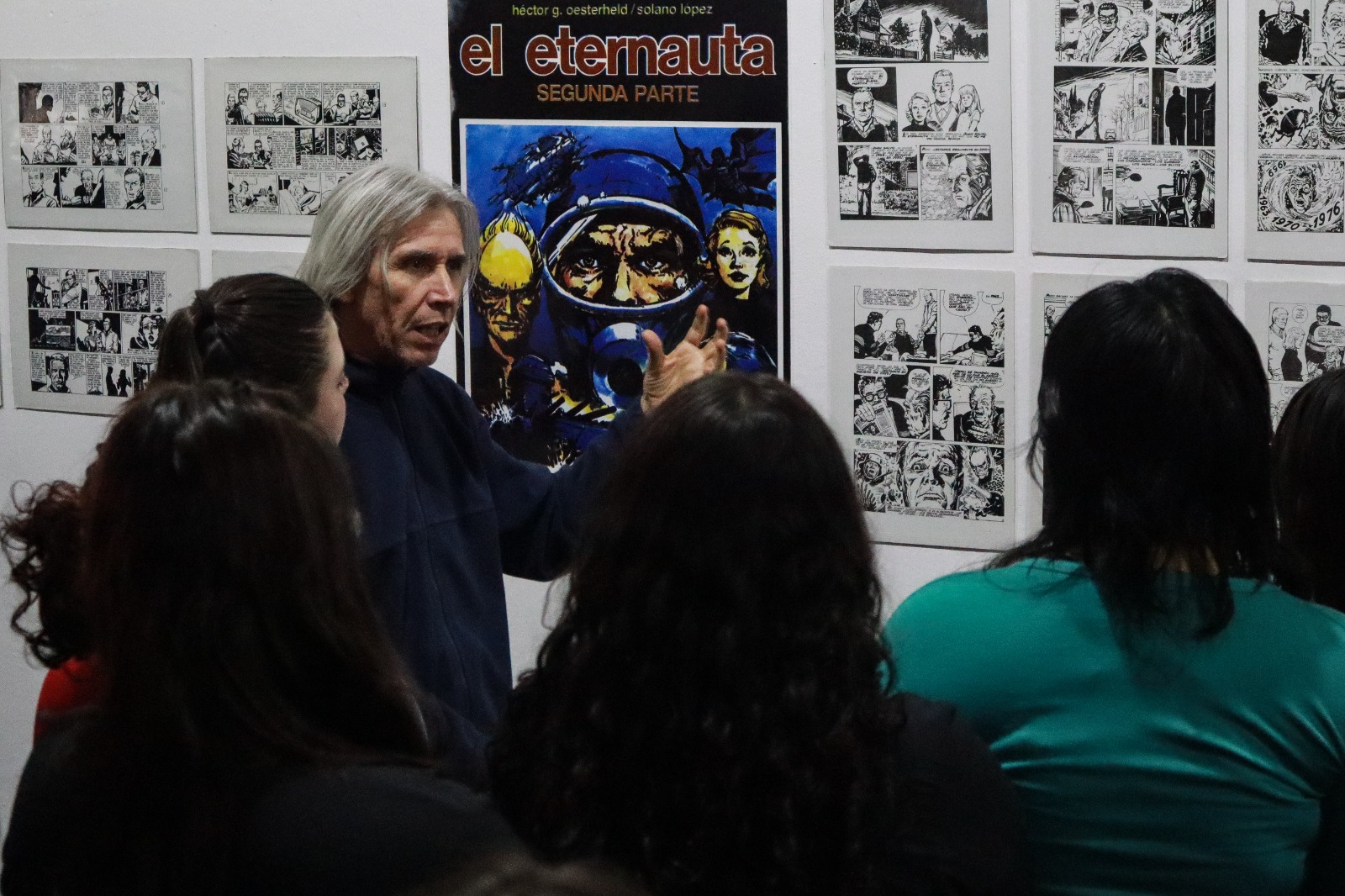  Pablo Baca guiando la muestra retrospectiva que en 2024 se expuso nuevamente en el Complejo Cultural Santa Cruz.