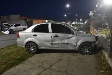 Fuerte choque en Río Gallegos: tres personas terminaron en el hospital Fuerte choque en Río Gallegos: tres personas terminaron en el hospital
