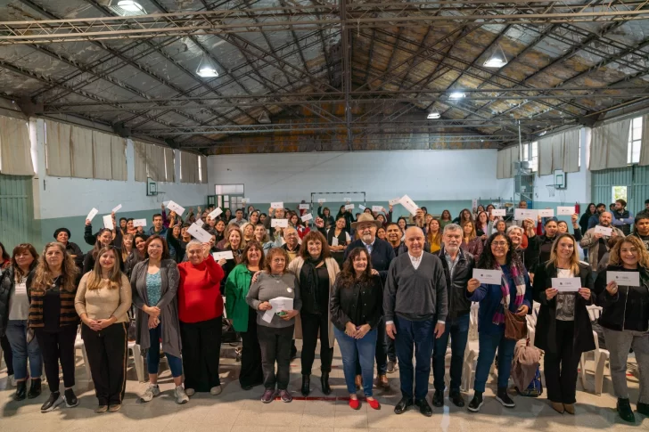  76 asociaciones cooperadoras recibieron aportes para colaborar con el mantenimiento escolar.
