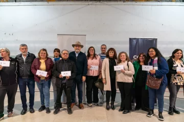 Othar encabezó la entrega de los aportes FAEM para 76 escuelas de Comodoro