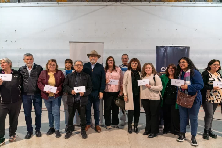 Othar encabezó la entrega de los aportes FAEM para 76 escuelas de Comodoro