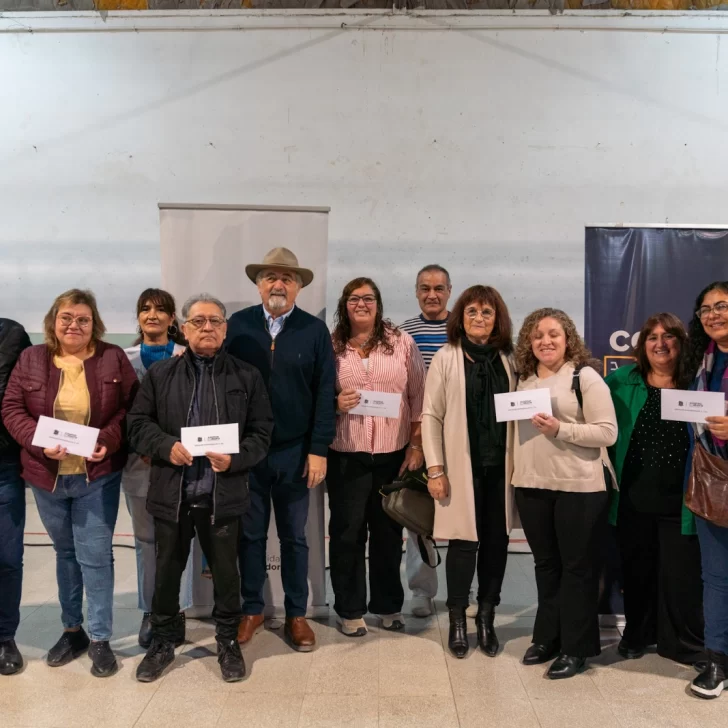 Othar encabezó la entrega de los aportes FAEM para 76 escuelas de Comodoro