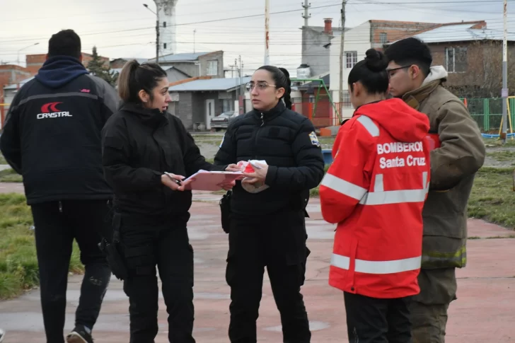  En la tarde de este miércoles, Bomberos inspeccionó el lugar. Foto: José Silva/La Opinión Austral