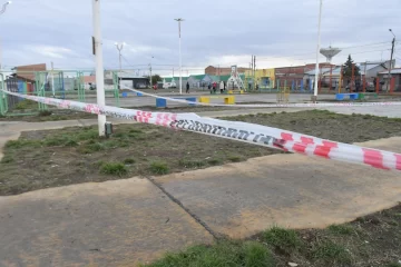 ¿Poste con cortocircuito en la plaza Arco Iris?: polémica e intervención policial y del Municipio