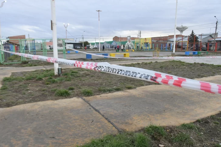 ¿Poste con cortocircuito en la plaza Arco Iris?: polémica e intervención policial y del Municipio