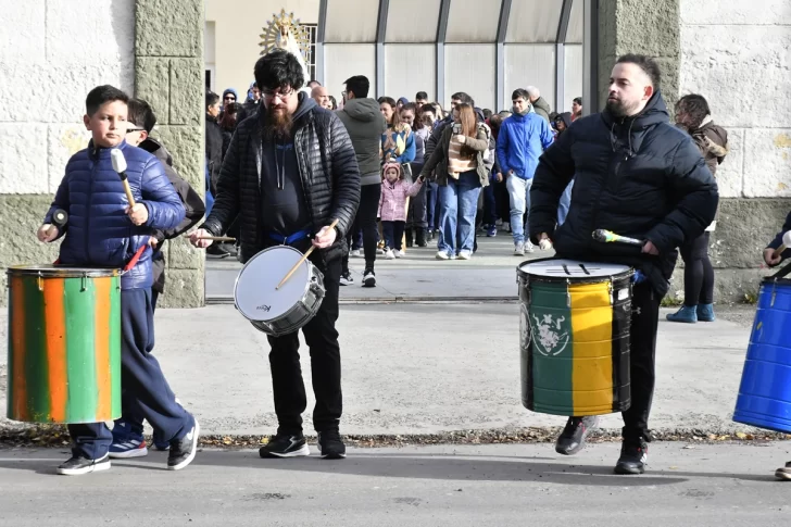  La música acompañó la procesión de la virgen de Luján. Foto: José Silva/La Opinión Austral