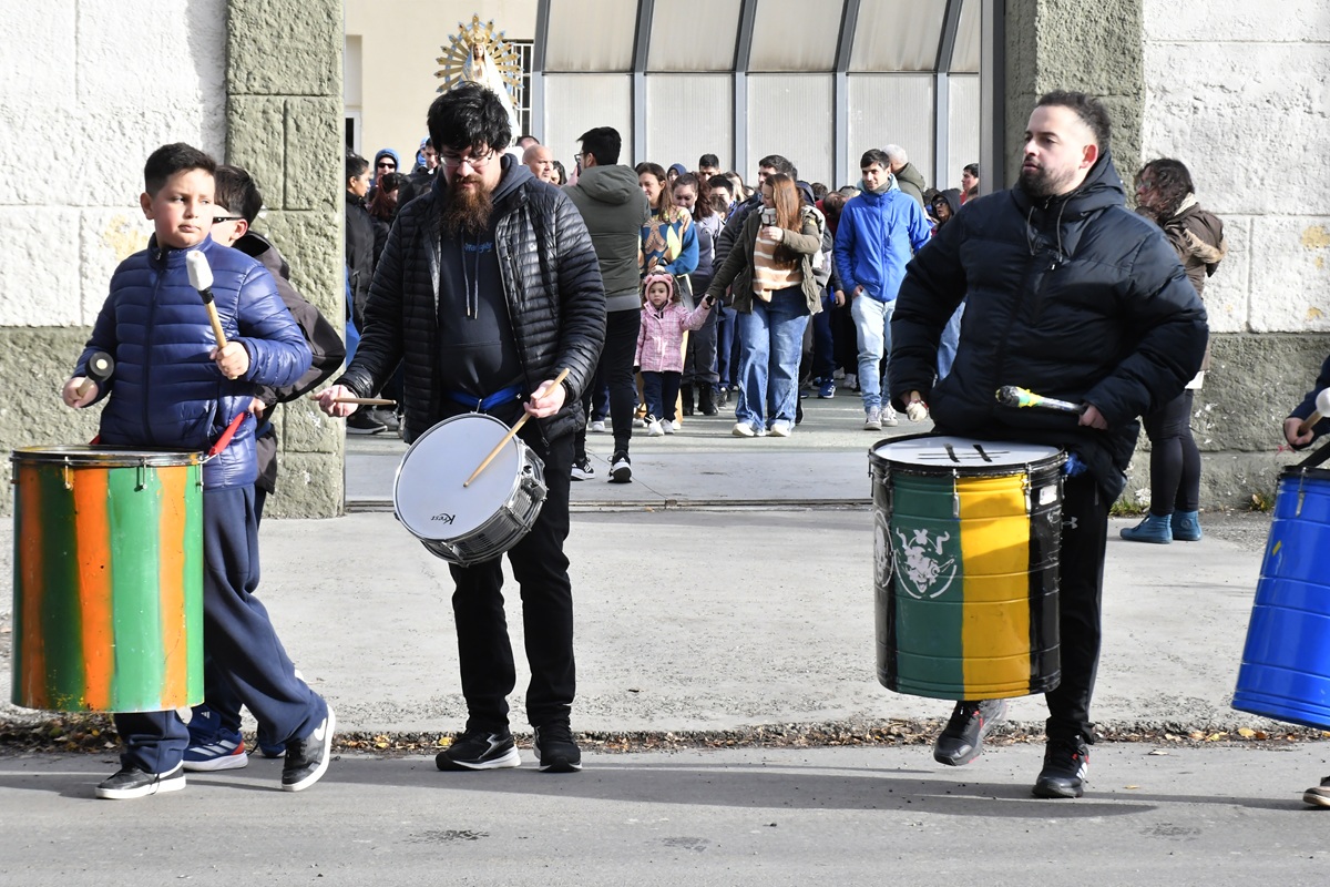  La música acompañó la procesión de la virgen de Luján. Foto: José Silva/La Opinión Austral