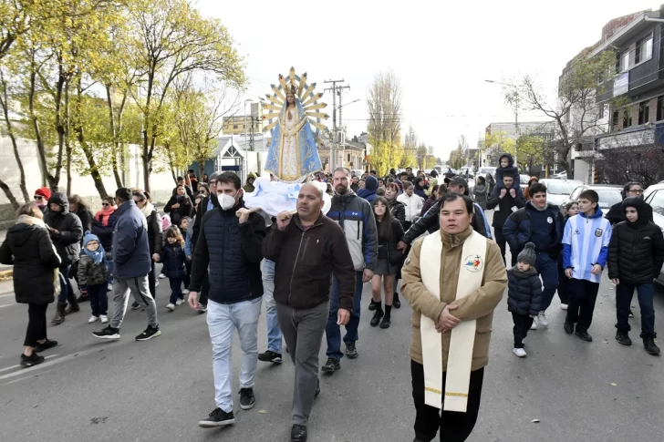 En el día de la Virgen de Luján, la Casa Salesiana organizó dos procesiones, una por la mañana y otra por la tarde. Foto: José Silva/La Opinión Austral En el día de la Virgen de Luján, la Casa Salesiana organizó dos procesiones, una por la mañana y otra por la tarde. Foto: José Silva/La Opinión Austral